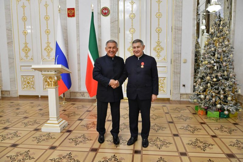 Рустам Минниханов вручил президенту Академии наук РТ Орден Александра Невского